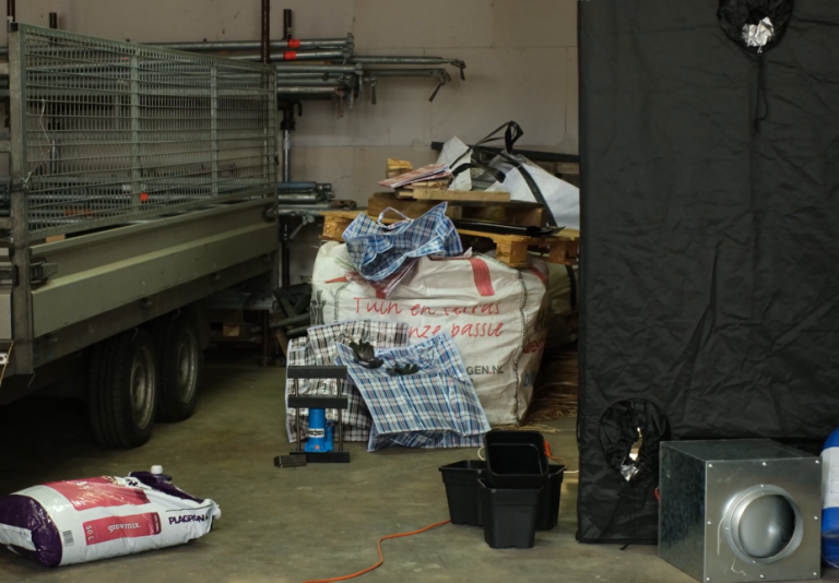 Nagebouwde locatie met kweektent en materialen